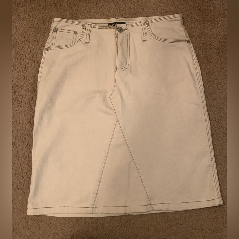 Women’s No Boundaries stretch khaki skirt size small